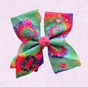 🎉 Handcrafted 5 inch hair bow with glitter letter “O” 🎀